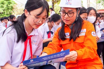 Ngành điện Hải Phòng tập trung vận động các cơ quan, đơn vị, doanh nghiệp và các tầng lớp nhân dân cùng chung tay thực hiện tiết kiệm điện.