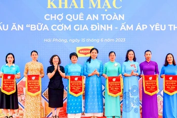 Khai mạc triển lãm “Chợ quê an toàn” và hội thi nấu ăn “Bữa cơm gia đình - Ấm áp yêu thương”.