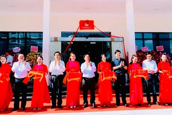 Quang cảnh cắt băng khánh thành công trình Tiếp nhận và trả kết quả hiện đại của quận Hồng Bàng (Hải Phòng).