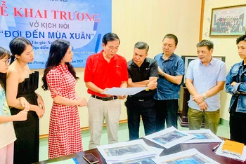 Lãnh đạo Sở Văn hóa và Thể thao Hải Phòng trao đổi với ê kíp sáng tạo nghệ thuật của vở diễn "Đợi đến mùa xuân".