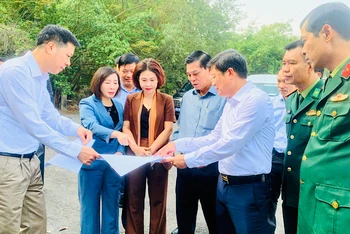 Chủ tịch thành phố Hải Phòng cùng các ngành chức năng và quận Đồ Sơn đi thị sát để giải quyết những tồn tại về quản lý, sử dụng đất đai phục vụ phát triển du lịch Đồ Sơn.