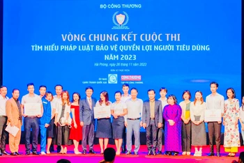Ban tổ chức trao giải tặng các đội có thành tích xuất sắc cuộc thi.