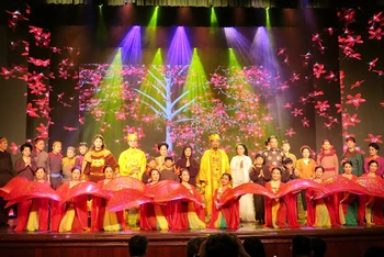 "Bà chúa Mõ" lên sân khấu thành phố Cảng.
