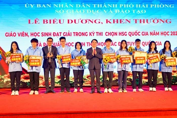 Lãnh đạo Ủy ban nhân dân thành phố và Sở Giáo dục-Đào tạo Hải Phòng trao phần thưởng tặng các học sinh đạt giải Nhất kỳ thi học sinh giỏi quốc gia.