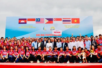 Vận động viên các nước và các quan chức thể thao Đông Nam Á cùng lãnh đạo thành phố Hải Phòng tham dự Giải Đua thuyền rowing vô địch U19, U23 và vô địch Đông Nam Á năm 2024.