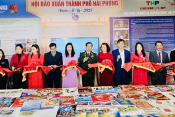 Các đại biểu cắt băng khai mạc Hội báo Xuân Hải Phòng 2025.