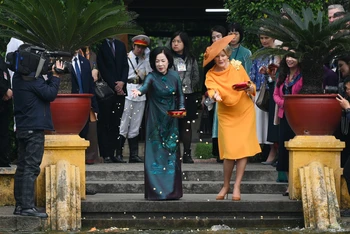 Hoàng hậu Vương quốc Bỉ Mathilde cùng bà Nguyễn Thị Minh Nguyệt, Phu nhân Chủ tịch nước Lương Cường thăm ao cá Bác Hồ.