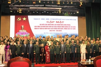 Các đại biểu chụp ảnh lưu niệm