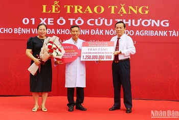Bệnh viện đa khoa tỉnh Đắk Nông tiếp nhận xe cứu thương do Ngân hàng Nông nghiệp và Phát triển nông thôn, chi nhánh Đắk Nông trao tặng.