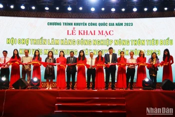 Các đại biểu dự lễ cắt băng Khai mạc Hội chợ triển lãm 