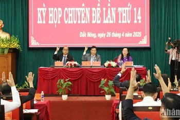 Các đại biểu Hội đồng nhân dân tỉnh Đắk Nông tham dự Kỳ họp Chuyên đề lần thứ 14 biểu quyết thông qua nghị quyết sáp nhập xã, tỉnh.