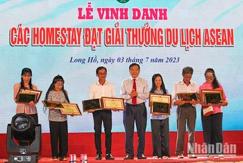 Ủy ban nhân dân tỉnh Vĩnh Long tặng Bằng khen cho 6 Homestay đạt Giải thưởng du lịch ASEAN năm 2023.