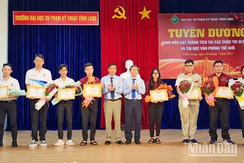 Tuyên dương những sinh viên đạt giải trong các cuộc thi quốc gia và quốc tế.