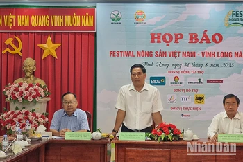 Ban tổ chức thông tin tại buổi họp báo Festival nông sản - Vĩnh Long năm 2023.