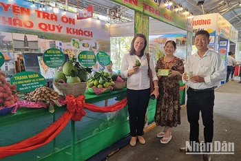 Gian hàng trưng bày nông sản tỉnh Vĩnh Long.
