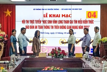 Ban tổ chức bấm nút khai mạc Hội thi. 