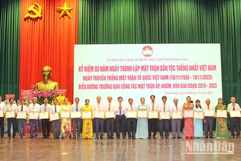 Những cá nhân làm công tác mặt trận được tuyên dương.