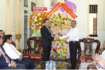 Đồng chí Trần Thanh Mẫn tặng hoa và quà chúc mừng Giáng sinh tại Tòa Giám mục Giáo phận Vĩnh Long.
