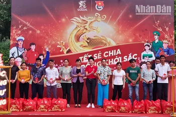 Ban Tổ chức trao quà và lì xì cho công nhân khó khăn tại Vĩnh Long.