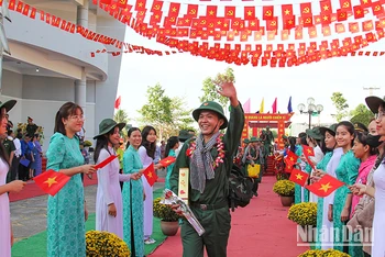 Những tân binh phấn khởi lên đường nhập ngũ.