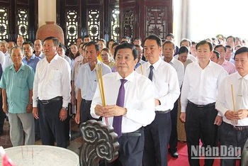 Bí thư Tỉnh ủy Vĩnh Long Bùi Văn Nghiêm cùng lãnh đạo tỉnh Vĩnh Long dâng hương Chủ tịch Hội đồng Bộ trưởng Phạm Hùng.