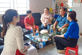 Ban Giám hiệu Trường trung học cơ sở Lộc Hòa đến thăm hỏi sức khỏe các em bị ngộ độc.