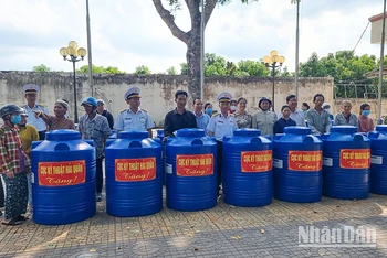 Lễ bàn giao bình chứa nước cho người dân.