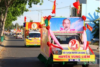 Hội thi xe hoa cổ động.