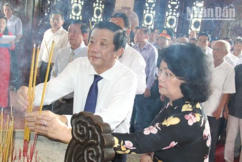 Nguyên Phó Chủ tịch nước Đặng Thị Ngọc Thịnh cùng lãnh đạo tỉnh Vĩnh Long dâng hương kỷ niệm 112 năm ngày sinh Chủ tịch Hội đồng Bộ trưởng Phạm Hùng.