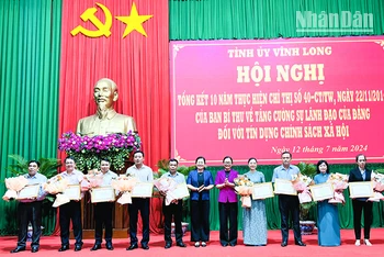 Trao bằng khen cho các cá nhân đã có thành tích xuất sắc trong 10 năm thực hiện Chỉ thị 40-CT/TW của Ban Bí thư.