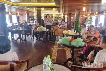 Quang cảnh buổi toạ đàm trên tàu du lịch La Marguerite.