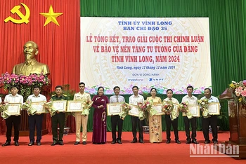 Tuyên dương những tập thể đã có thành tích xuất sắc trong cuộc thi chính luận về bảo vệ nền tảng tư tưởng của Đảng tỉnh Vĩnh Long năm 2024.