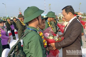Bí thư Tỉnh ủy Vĩnh Long Trần Tiến Dũng trao hoa cho gia đình và tân binh lên đường nhập ngũ. 