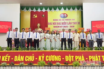 Ban Chấp hành Đảng bộ xã Thuận An nhiệm kỳ 2025-2030 ra mắt tại đại hội.