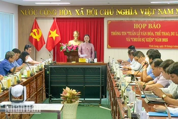 Phó Chủ tịch Ủy ban nhân dân tỉnh Vĩnh Long Nguyễn Thị Quyên Thanh thông tin tại buổi họp báo.