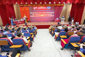 Phó Giáo sư, Tiến sĩ Lương Minh Cừ phát biểu tại hội thảo.