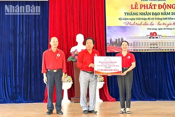 Nhà tài trợ tặng Nhà tình thương tại buổi lễ phát động. 