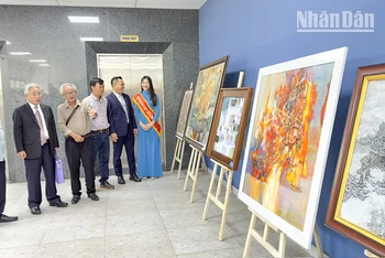Đại biểu tham quan triển lãm.