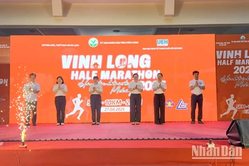Ban Tổ chức tiến hành nghi thức khai mạc.