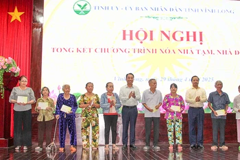 Lãnh đạo tỉnh Vĩnh Long tặng quà cho gia đình người có công, thân nhân liệt sĩ, hộ nghèo và hộ cận nghèo trên địa bàn tỉnh.