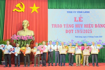 Lãnh đạo tỉnh Vĩnh Long trao Huy hiệu Đảng cho các đảng viên.
