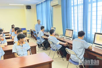 Sinh viên chuyên ngành thiết kế vi mạch Trường đại học Sư phạm kỹ thuật Vĩnh Long đang thực hành.
