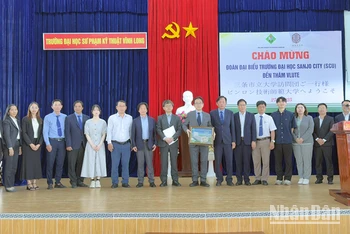 Lãnh đạo Sở Giáo dục và Đào tạo tỉnh Vĩnh Long chụp hình lưu niệm cùng với lãnh đạo 2 trường tại buổi gặp gỡ.