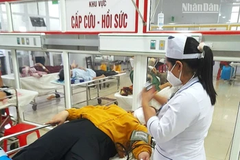Sau khi bị chồng đánh đập, chị N.V.Y.Nh. phải vào Trung tâm Y tế huyện Buôn Đôn cấp cứu.
