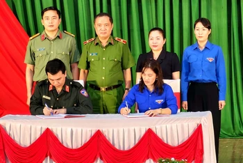 Đại diện Đoàn Thanh niên cộng sản Hồ Chí Minh, Bộ tư lệnh Cảnh sát cơ động (Bộ Công an) và Huyện đoàn Cư Kuin ký kết quy chế phối hợp tổ chức các hoạt động đền ơn đáp nghĩa, an sinh xã hội nhân kỷ niệm 76 năm Ngày thương binh - liệt sĩ.