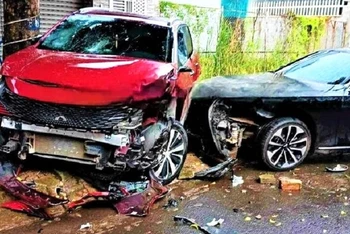 Hiện trường 2 chiếc xe ô-tô bị hư hỏng nặng.