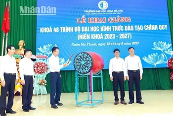 Tiến sĩ Đoàn Trung Kiên, Hiệu trưởng Trường Đại học Luật Hà Nội đánh trống khai giảng khóa 48 tại Phân hiệu tỉnh Đắk Lắk.