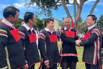 Bí thư Tỉnh ủy Đắk Lắk Nguyễn Đình Trung (người ngoài cùng bên phải) thăm hỏi, động viên các già làng, người có uy tín ở xã Ea Tiêu, huyện Cư Kuin.