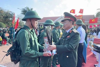 Trung tướng Thái Đại Ngọc, Ủy viên Trung ương Đảng, Tư lệnh Quân khu 5 tặng hoa và quà tiễn thanh niên thị xã Buôn Hồ lên đường nhập ngũ.