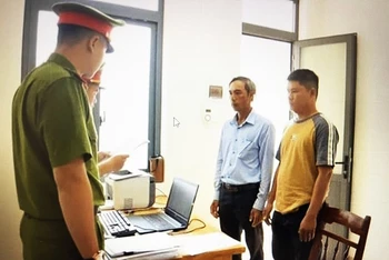 Cơ quan cảnh sát điều tra Công an huyện Krông Pắc tống đạt quyết định khởi tố bị can đối với Nguyễn Hồng Trường và Đoàn Hồng Trí.